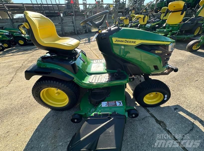John Deere S180 Kompaktní traktory