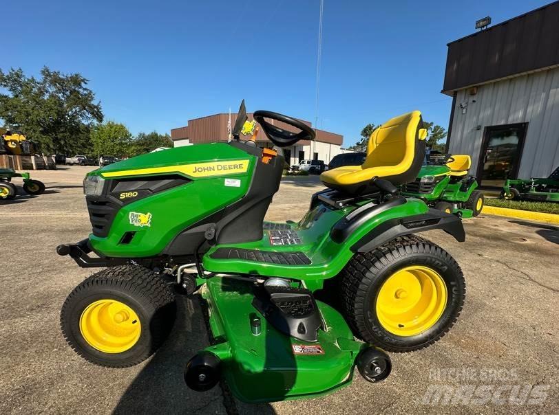 John Deere S180 Kompaktní traktory