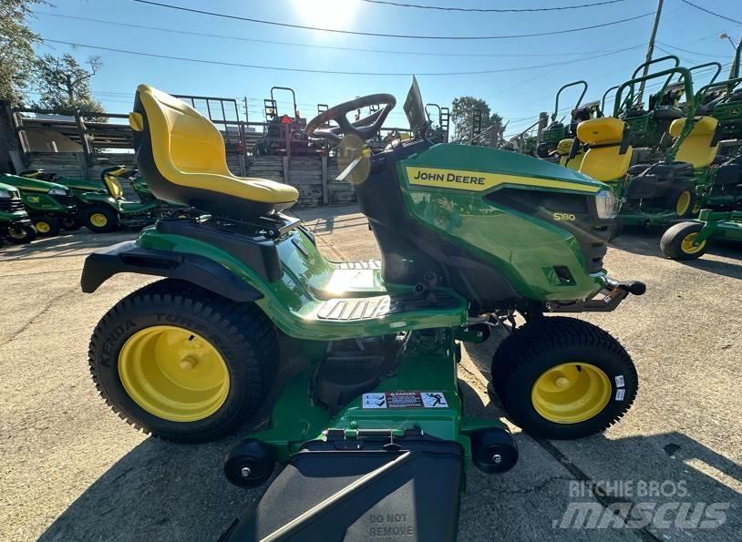 John Deere S180 Kompaktní traktory