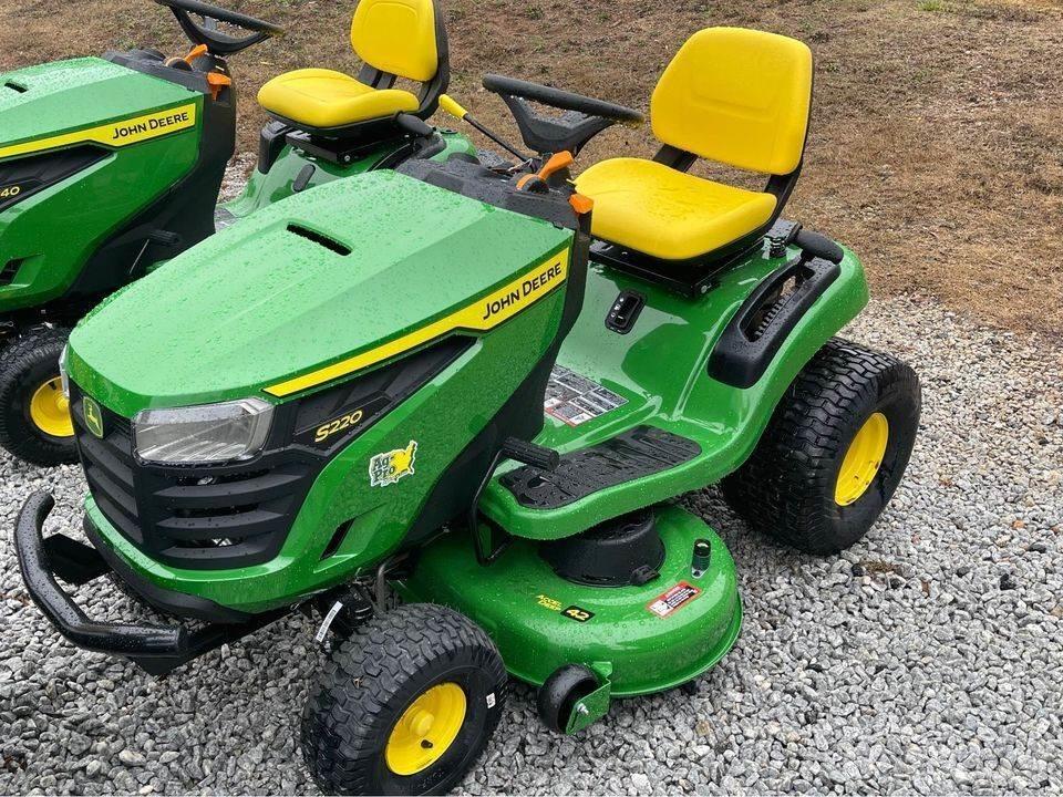 John Deere S220 Kompaktní traktory