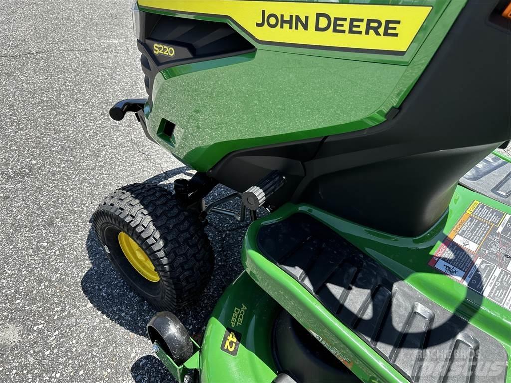 John Deere S220 Samojízdné sekačky