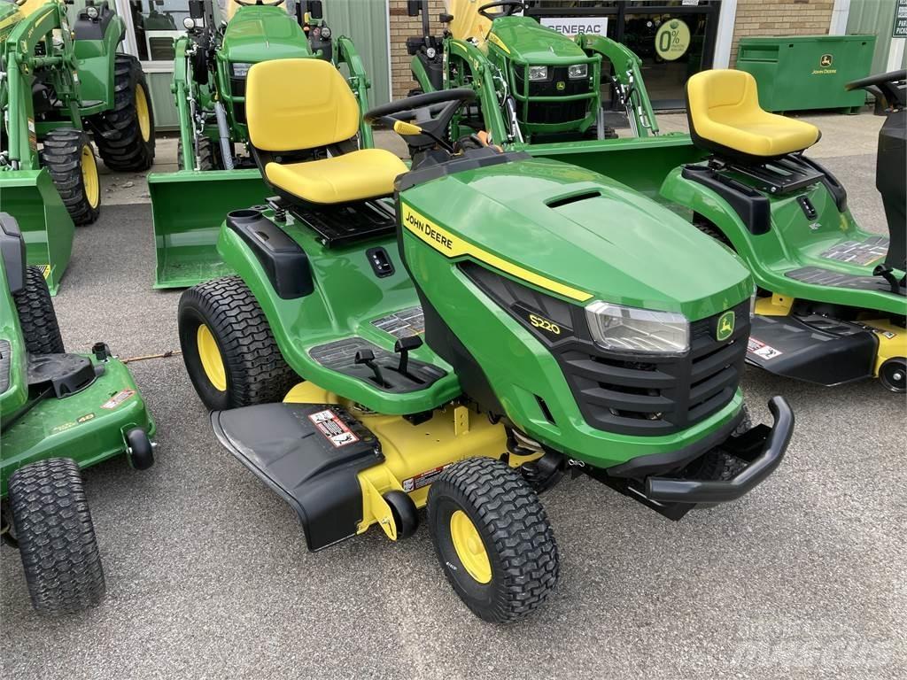 John Deere S220 Kompaktní traktory