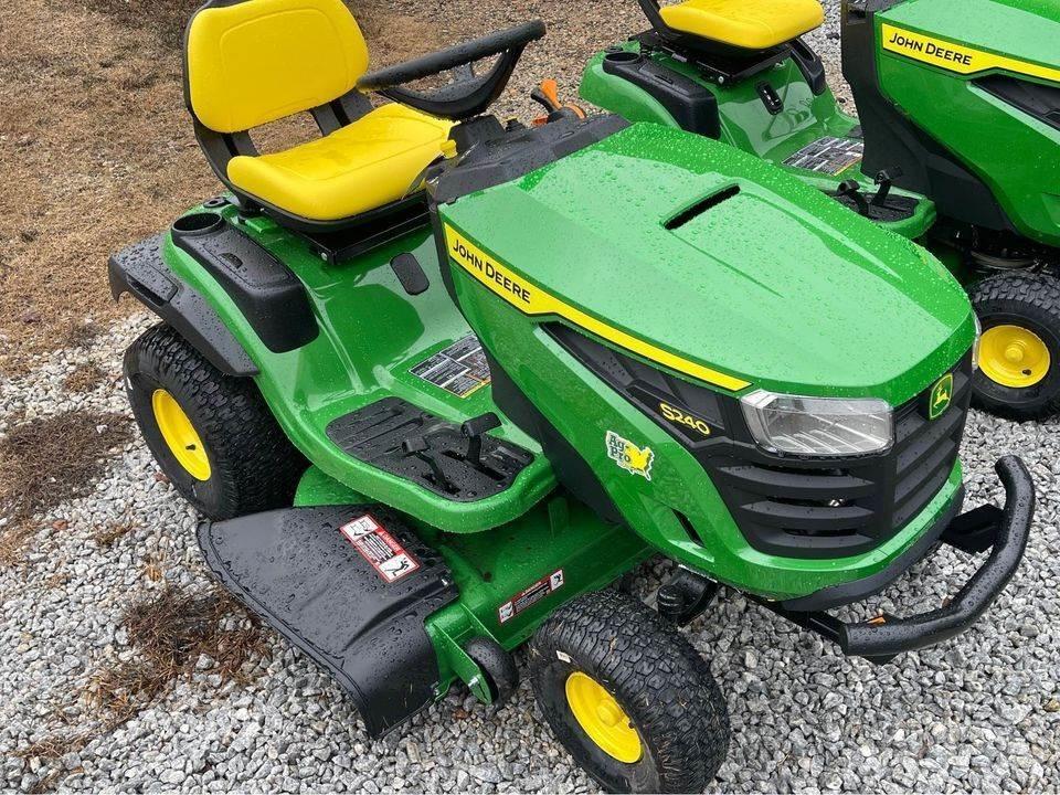 John Deere S240 Kompaktní traktory