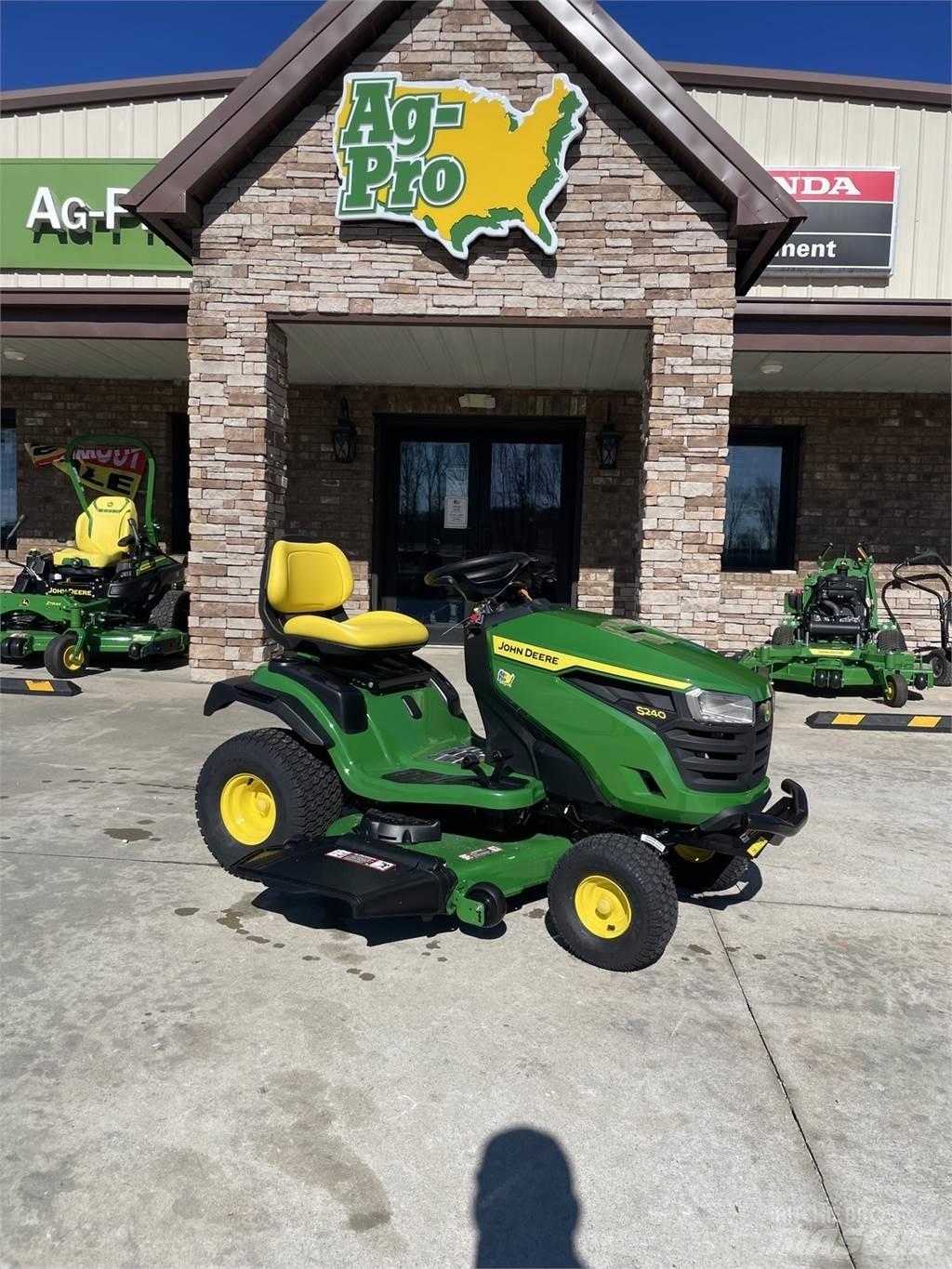 John Deere S240 Kompaktní traktory