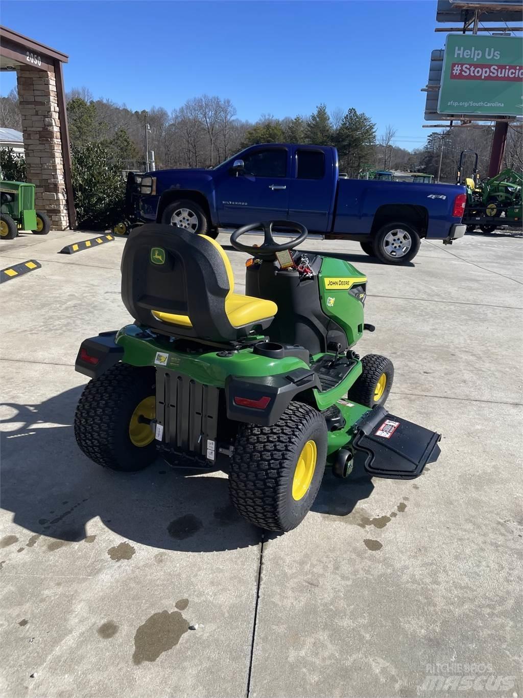 John Deere S240 Kompaktní traktory