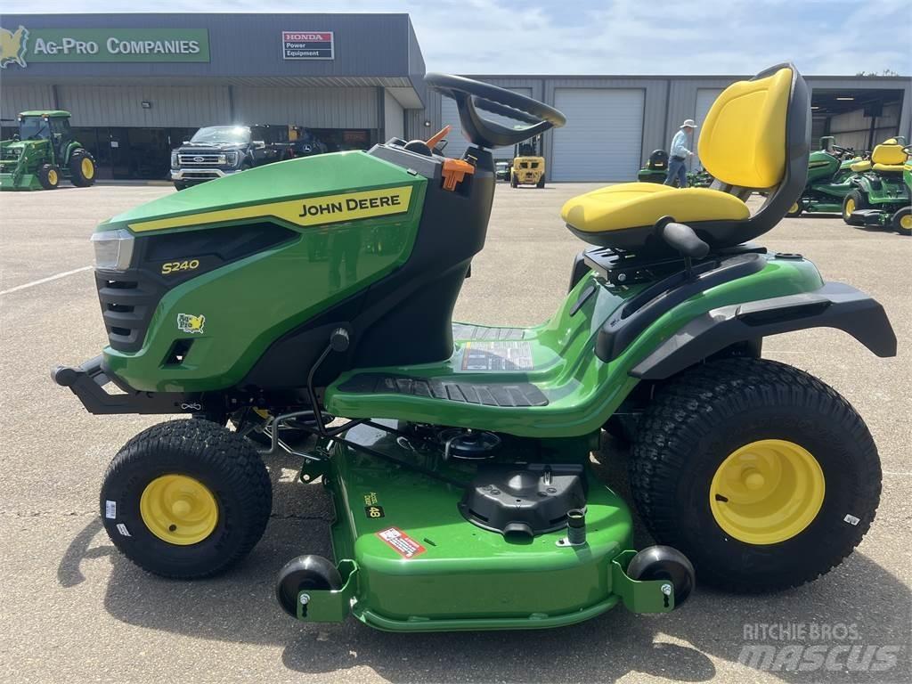 John Deere S240 Kompaktní traktory