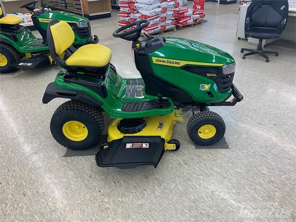 John Deere S240 Kompaktní traktory