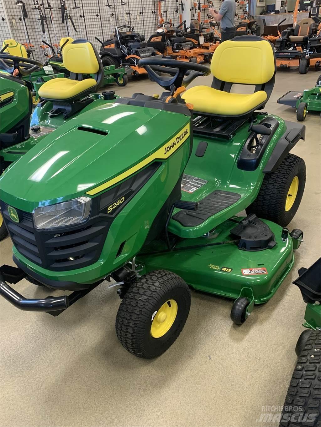 John Deere S240 Kompaktní traktory