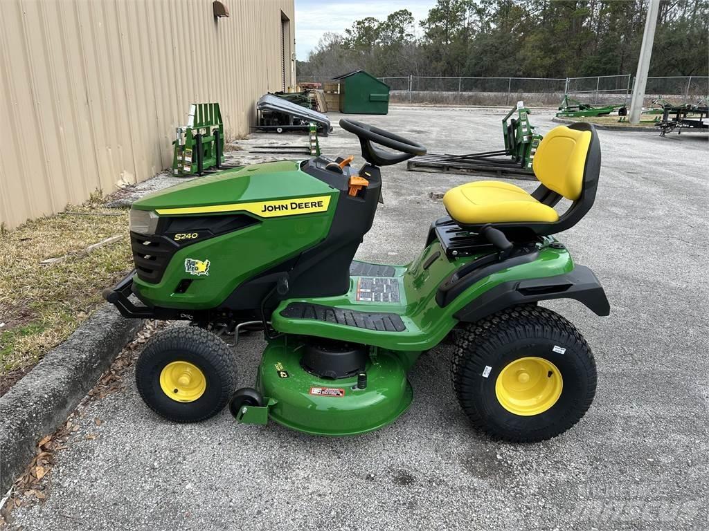 John Deere S240 Kompaktní traktory