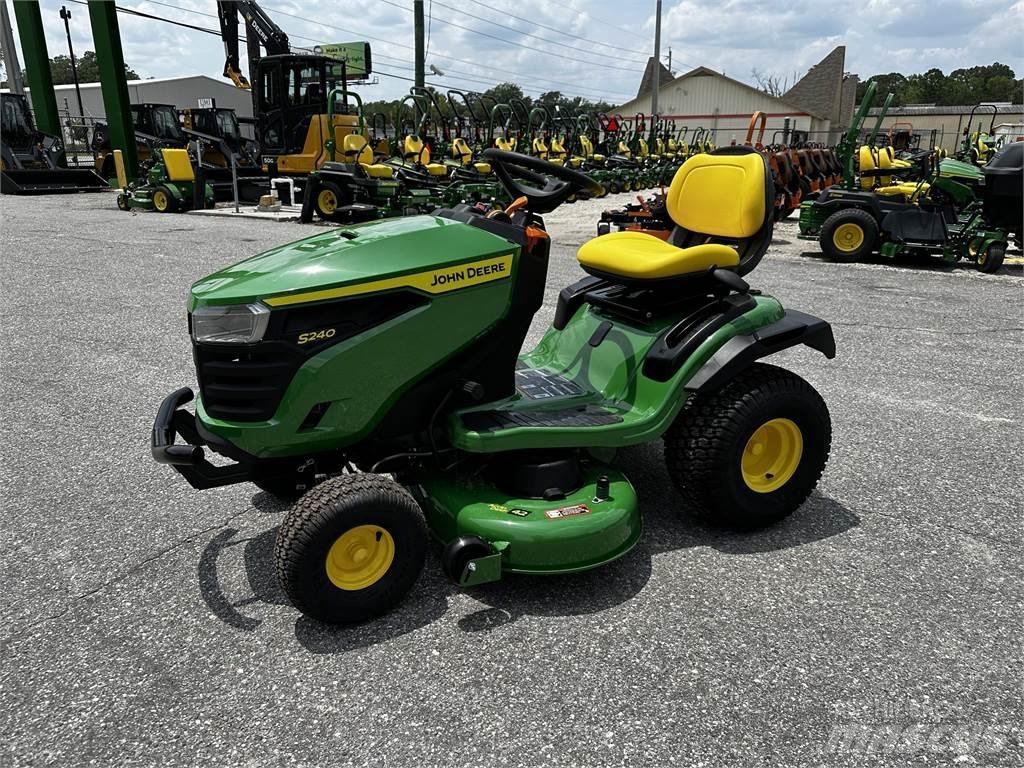 John Deere S240 Kompaktní traktory