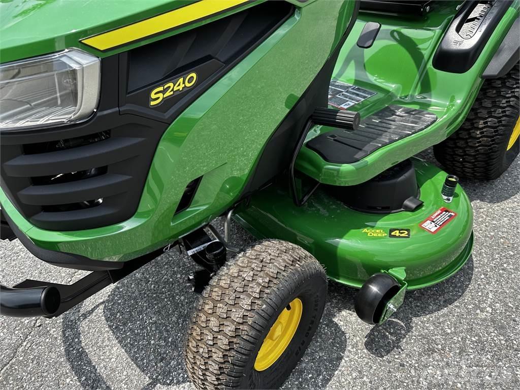 John Deere S240 Kompaktní traktory