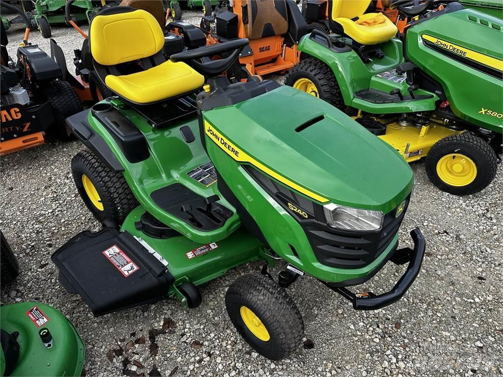 John Deere S240 Kompaktní traktory