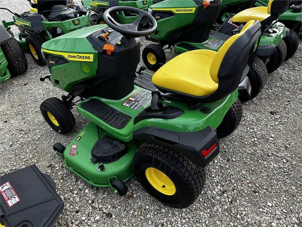 John Deere S240 Kompaktní traktory