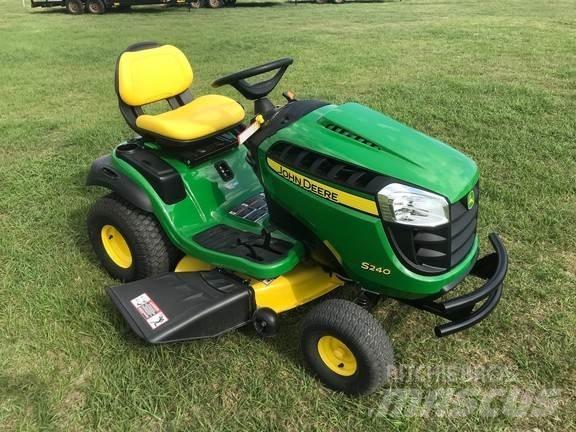 John Deere S240 Kompaktní traktory