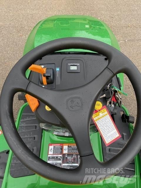 John Deere S240 Kompaktní traktory