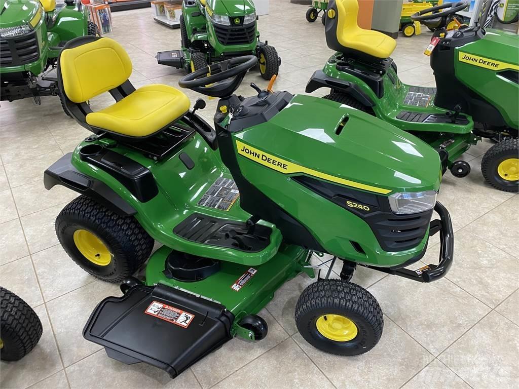 John Deere S240 Kompaktní traktory
