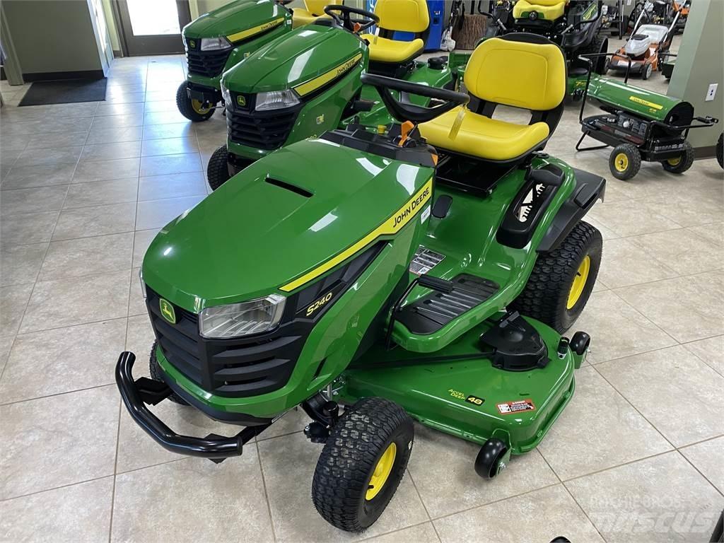 John Deere S240 Kompaktní traktory