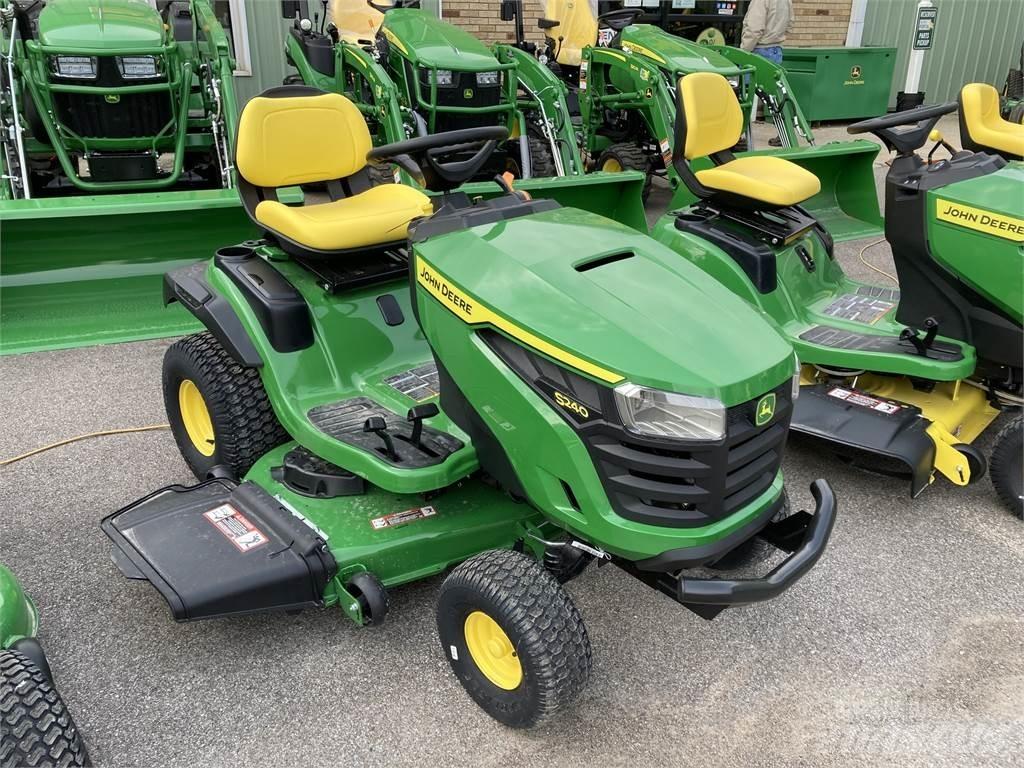 John Deere S240 Kompaktní traktory