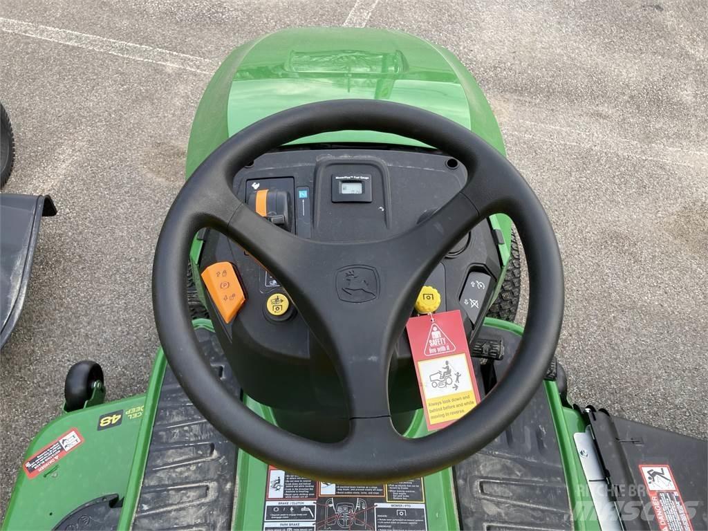 John Deere S240 Kompaktní traktory