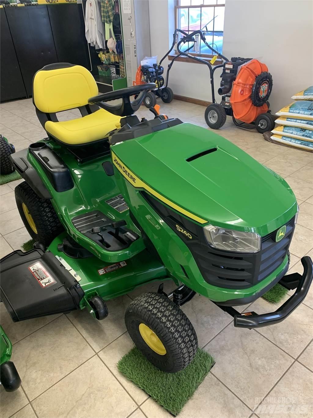 John Deere S240 Kompaktní traktory