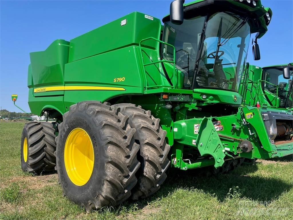 John Deere S790 Sklízecí mlátičky