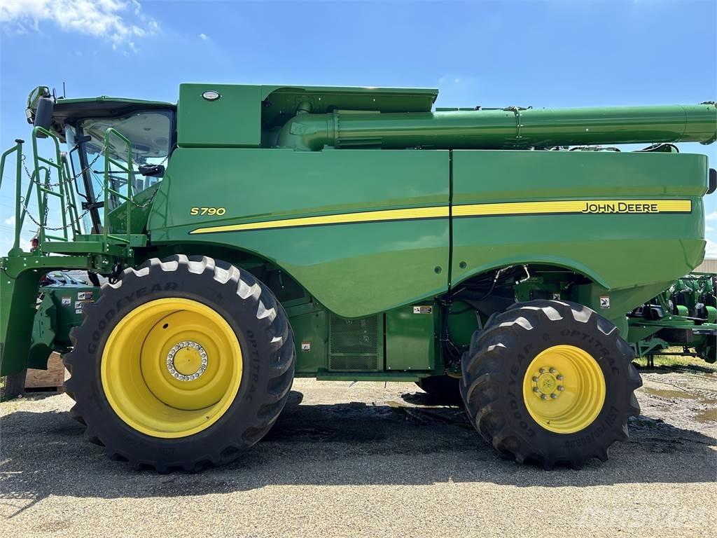 John Deere S790 Sklízecí mlátičky