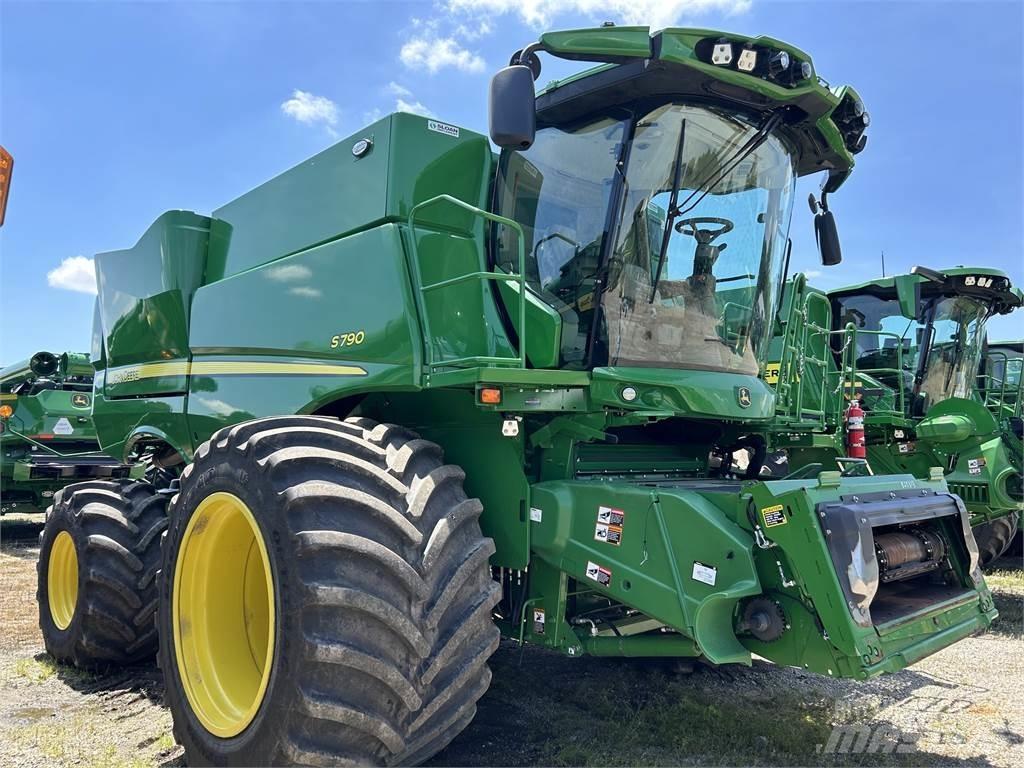 John Deere S790 Sklízecí mlátičky