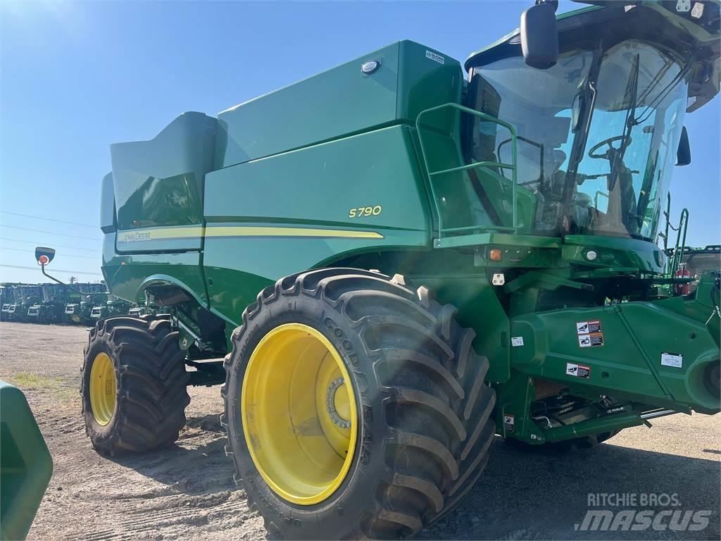 John Deere S790 Sklízecí mlátičky