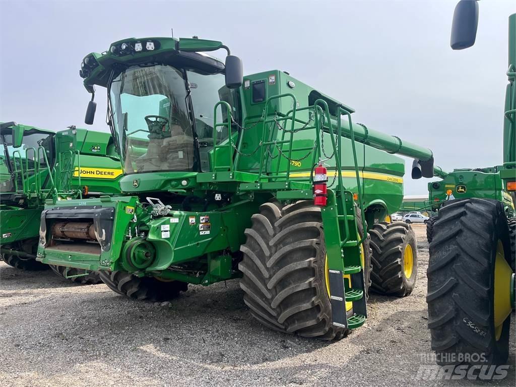 John Deere S790 Sklízecí mlátičky