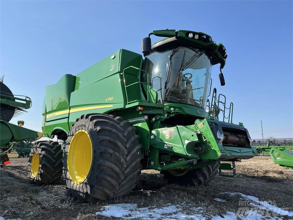 John Deere S790 Sklízecí mlátičky