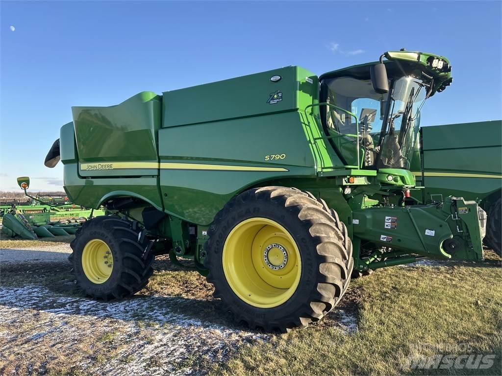 John Deere S790 Sklízecí mlátičky