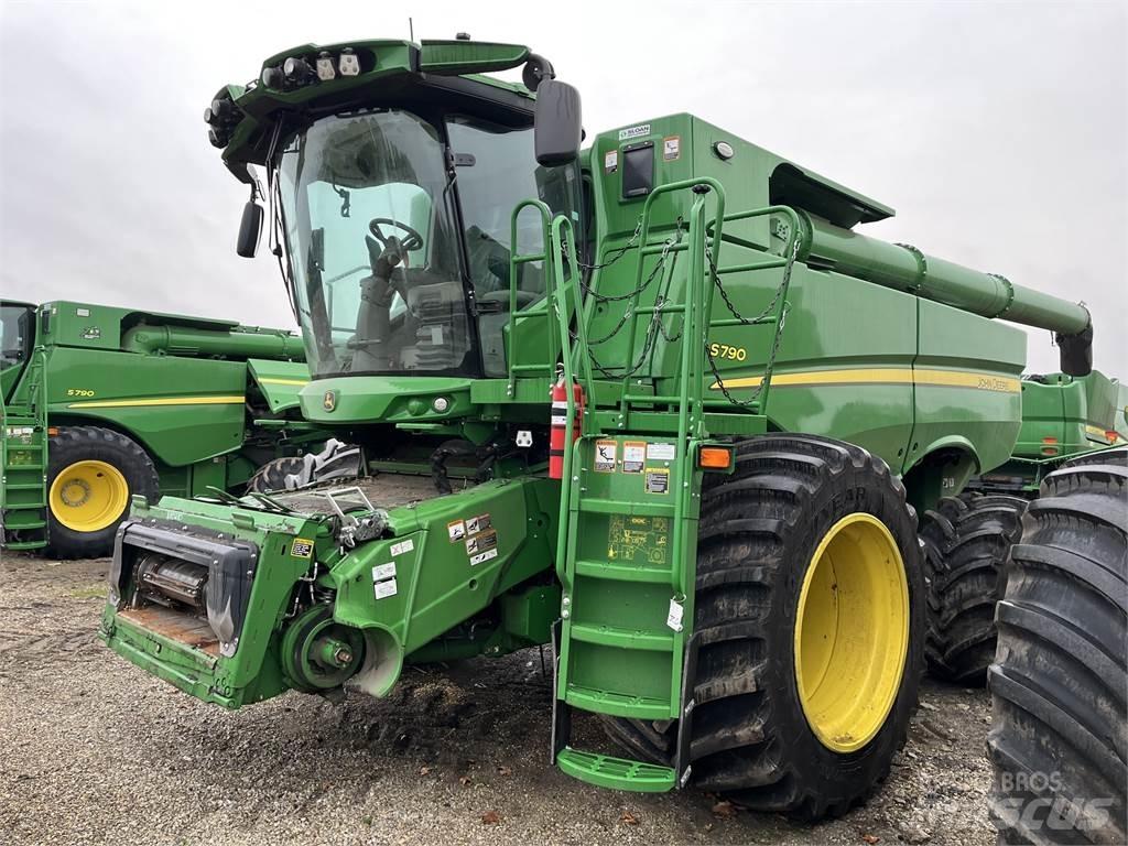 John Deere S790 Sklízecí mlátičky