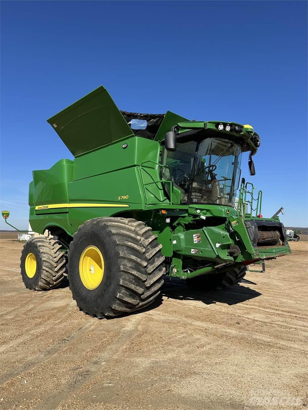 John Deere S790 Sklízecí mlátičky