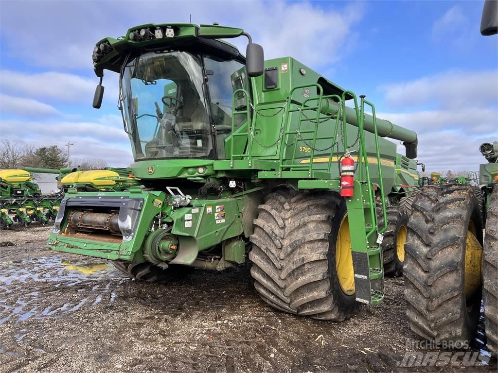 John Deere S790 Sklízecí mlátičky