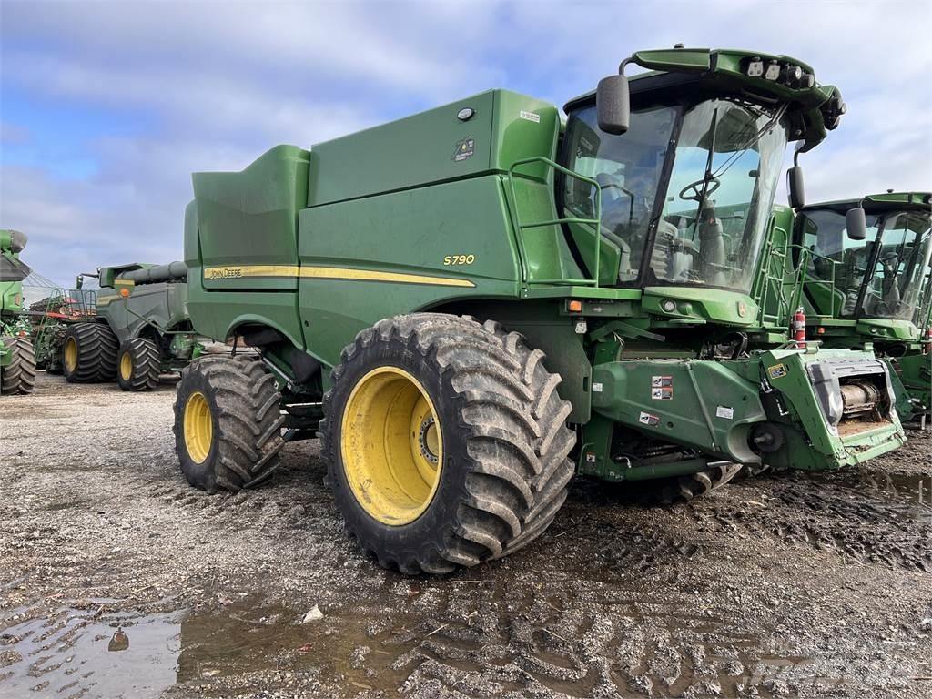 John Deere S790 Sklízecí mlátičky