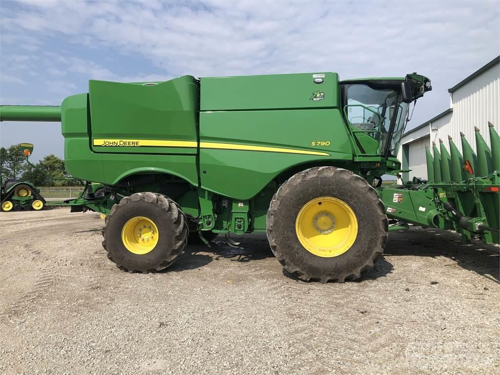 John Deere S790 Sklízecí mlátičky