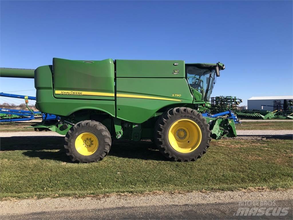 John Deere S790 Sklízecí mlátičky