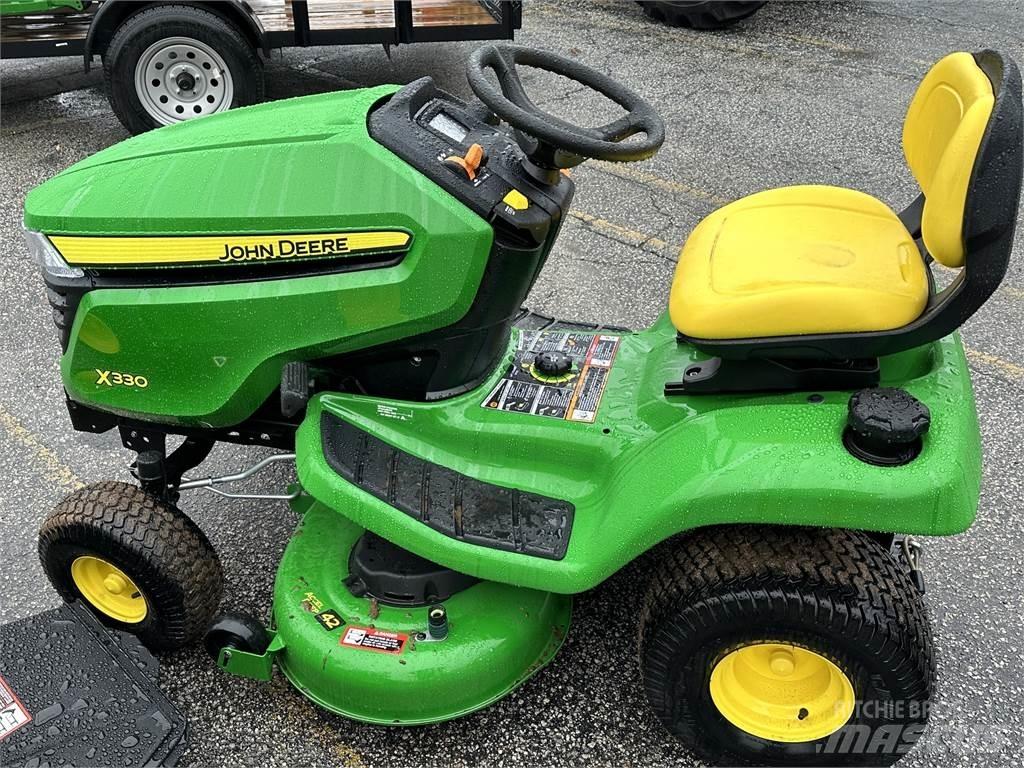 John Deere X330 Kompaktní traktory