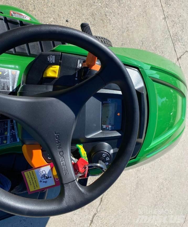 John Deere X330 Kompaktní traktory