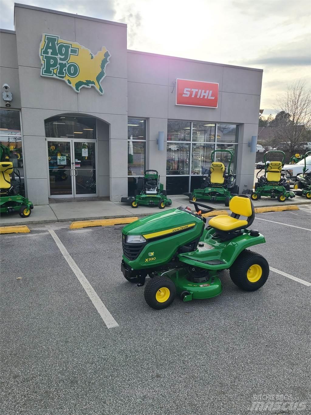 John Deere X330 Kompaktní traktory