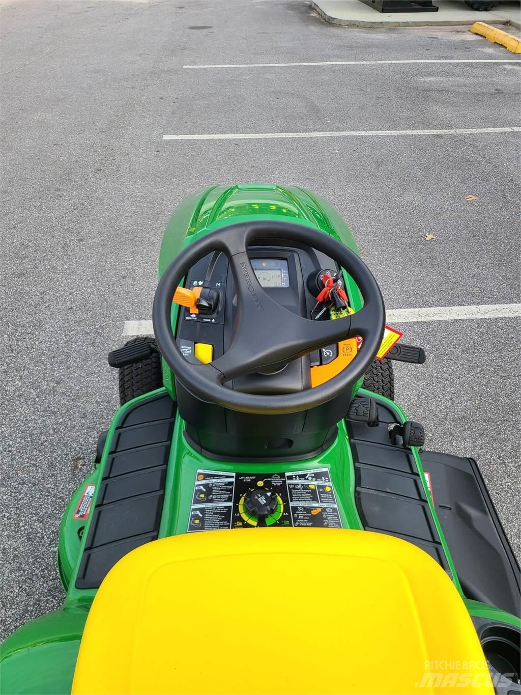 John Deere X330 Kompaktní traktory