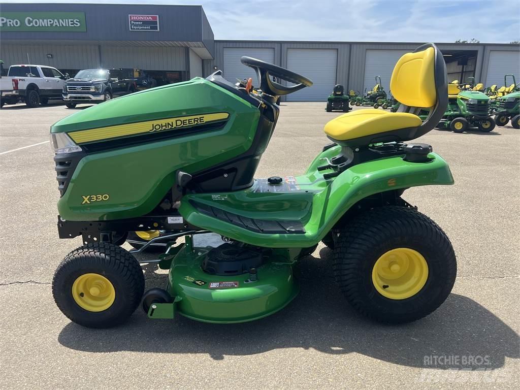 John Deere X330 Kompaktní traktory