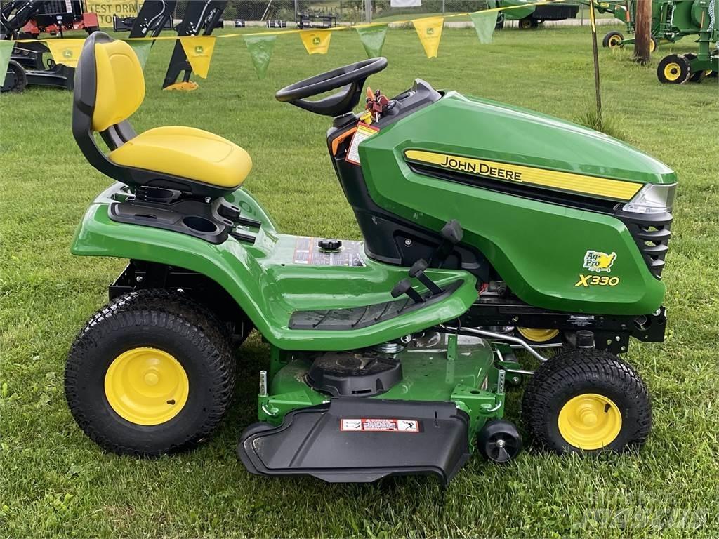 John Deere X330 Kompaktní traktory