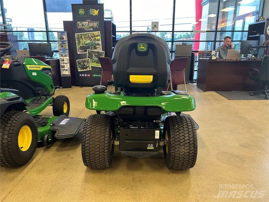 John Deere X330 Kompaktní traktory