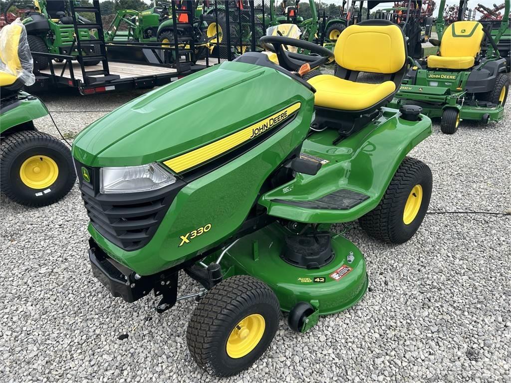 John Deere X330 Kompaktní traktory
