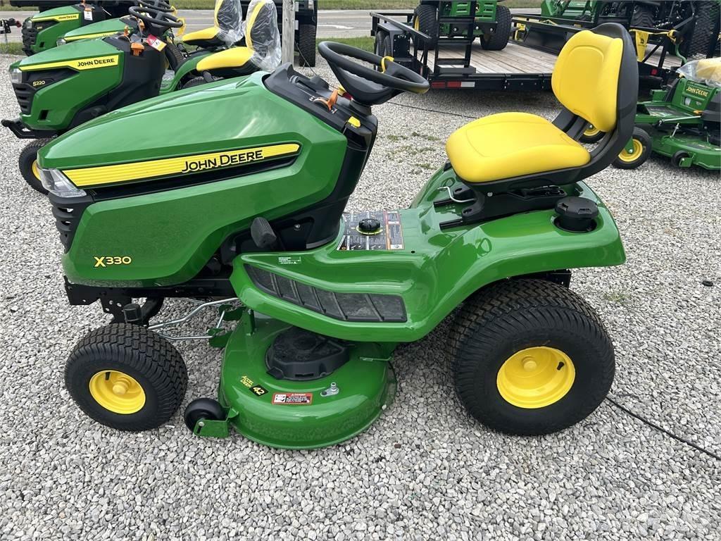 John Deere X330 Kompaktní traktory