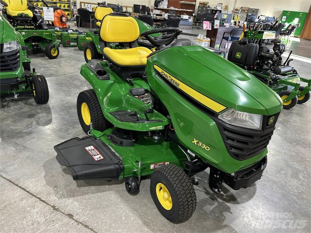 John Deere X330 Kompaktní traktory