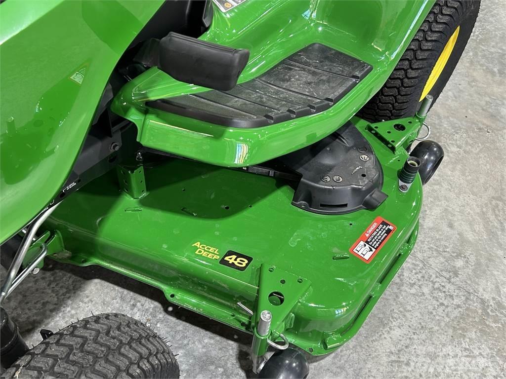 John Deere X330 Kompaktní traktory