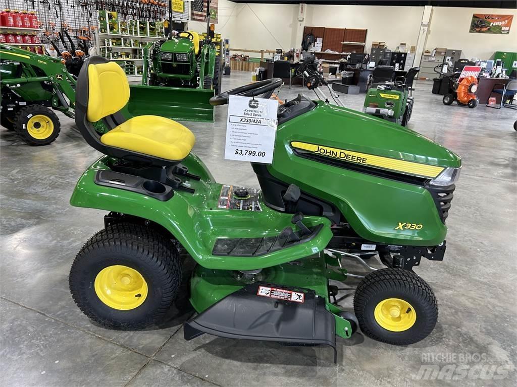 John Deere X330 Kompaktní traktory