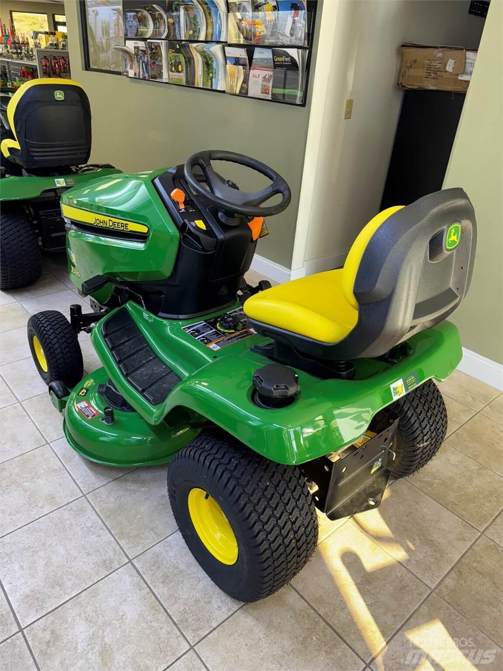 John Deere X330 Kompaktní traktory